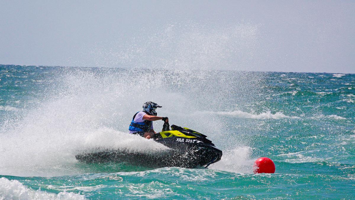 doi-tineri-care-se-aflau-pe-o-saltea-gonflabila--spulberati-de-un-jetski--in-eforie-nord_72261600