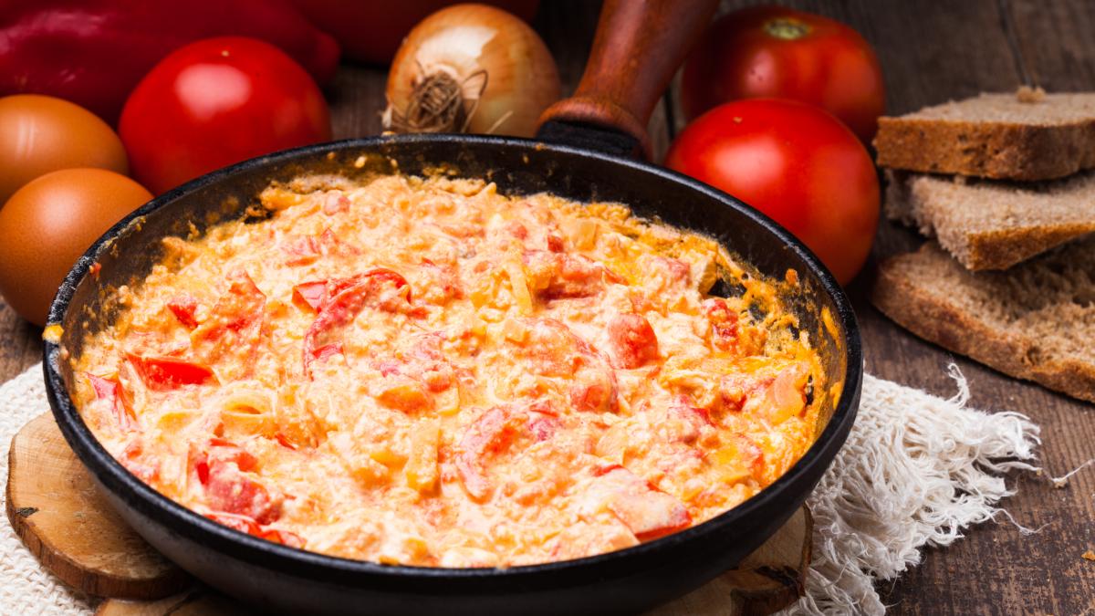 mic-dejun-unguresc-lecso--reteta-pentru-inceputul-de-zi_52257200