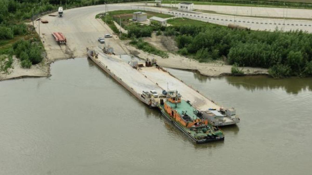 vama-silistra-sau----sinistra--dupa-doua-ore-de-stat-la-coada-pentru-a-lua-bacul--timpul-a-stat-in-loc-esti-ca-la-inceputul-secoului-xx_80487900