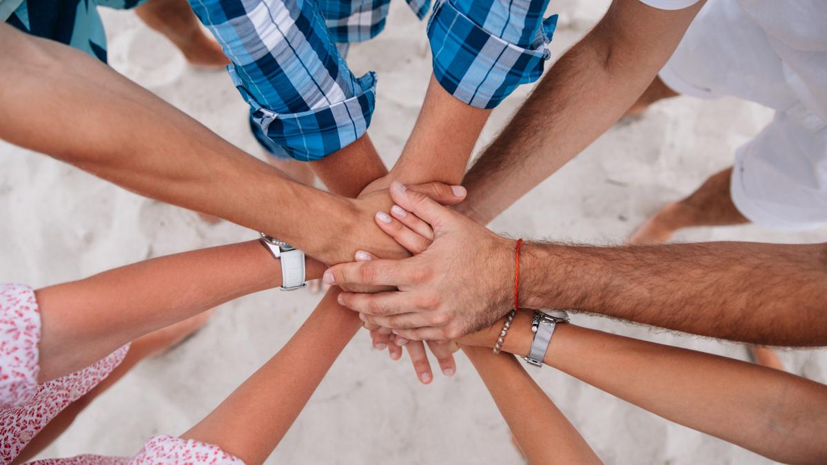 joining-hands_88477800