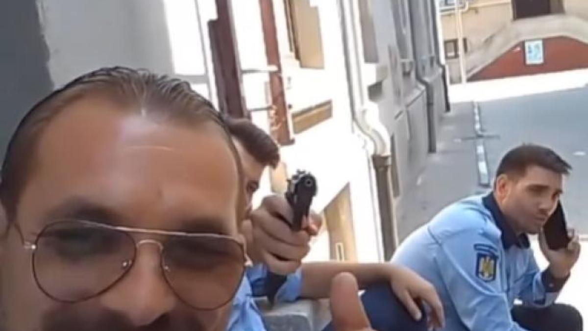 uniformapistol_12785800