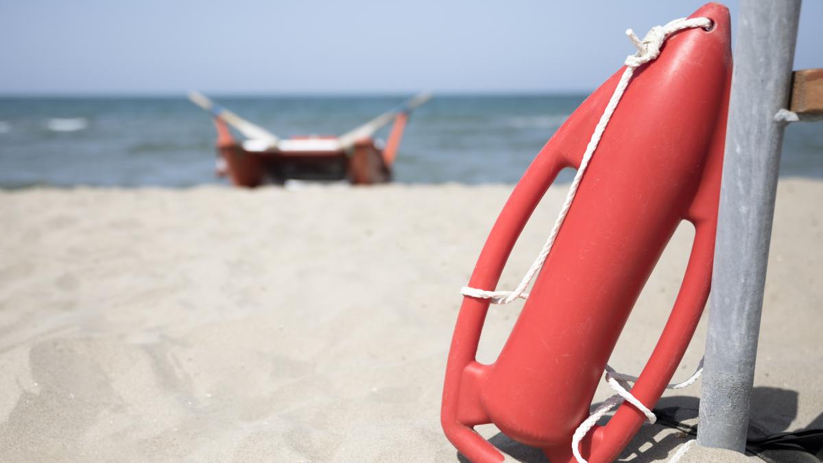 salvamar-certat-de-o-mama-ca-i-a-scos-copii-din-mare--desi-era-arborat-steagul-rosu_01984600