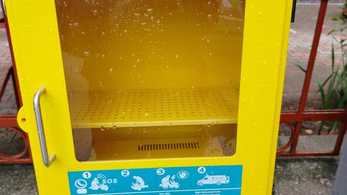 un-defibrilator-public-montat-in-centrul-brasovului-a-fost-furat--medic-dezamagit-si-scarbit_04770400