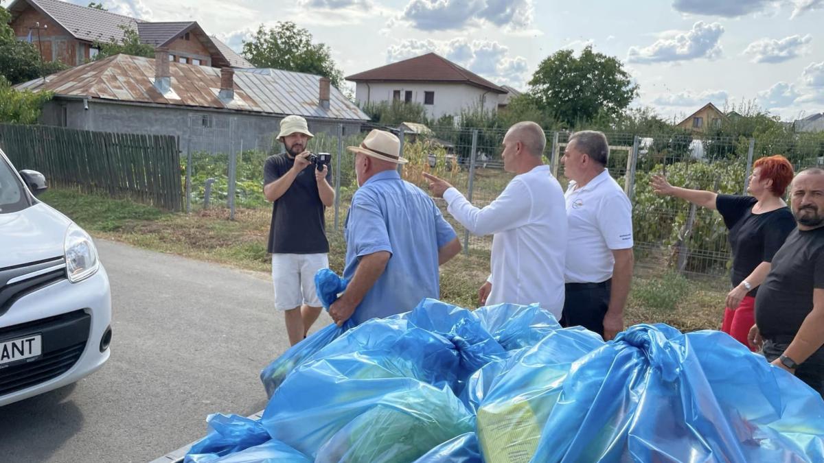 emotivul-florin-petre--primarul-din-crevedia--imparte-pepeni-si-varza-victimelor-exploziei--dar-nu-da-de-la-el--cum-o-face-pentru-fratele-consilierului--care-a-primit-un-teren-9_73433700