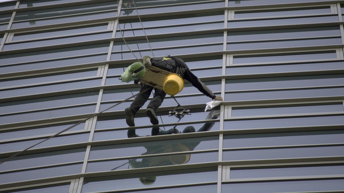 alpinist-utilitar-din-galati--la-un-pas-de-tragedie--dupa-ce-o-pensionara-nemultumita-a-inceput-sa-traga-de-corzile-de-care-barbatul-atarna-la-etajul-11_20279100