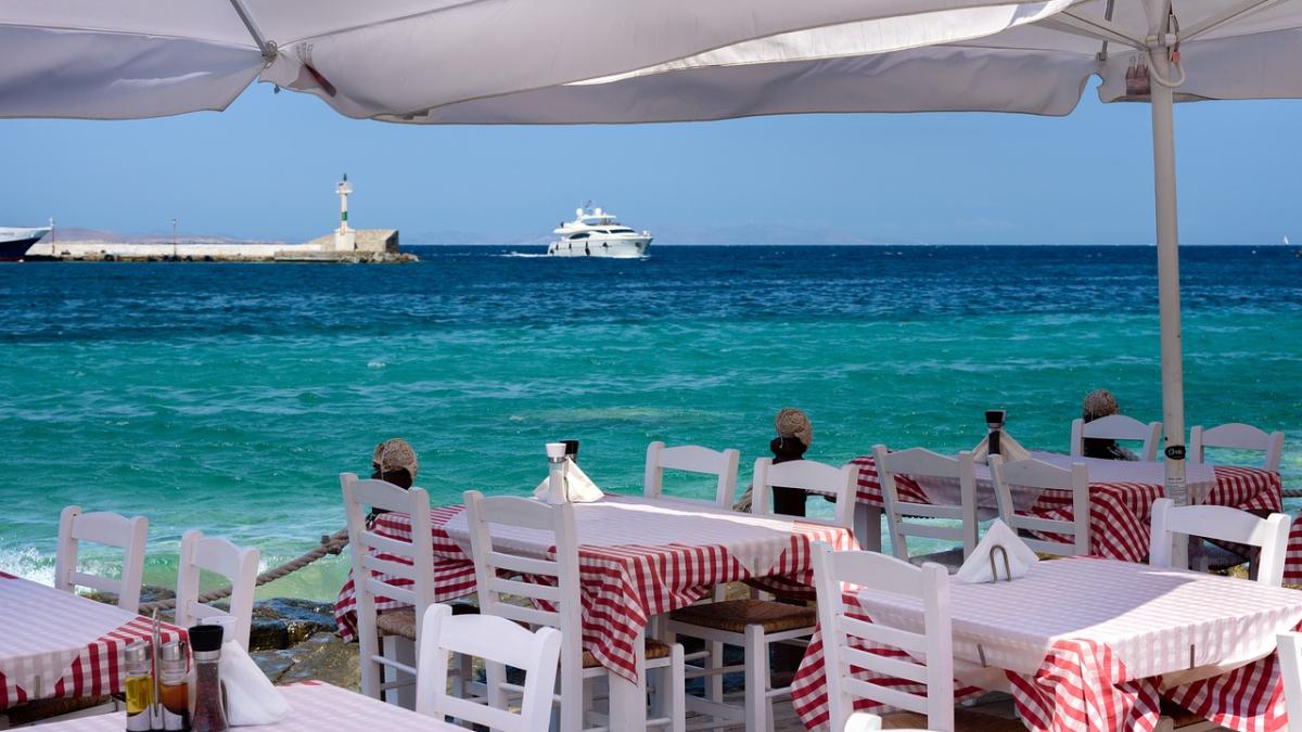 nu-sunteti-in-solarul-de-rosii-de-acasa--romanii-la-bustul-gol-din-terasele-din-grecia--tinta-ironiilor-nu-e-nimeni-obligat-sa-va-vada-fundul-iesind-din-pantaloni-si-burta-peste-masa_08430300