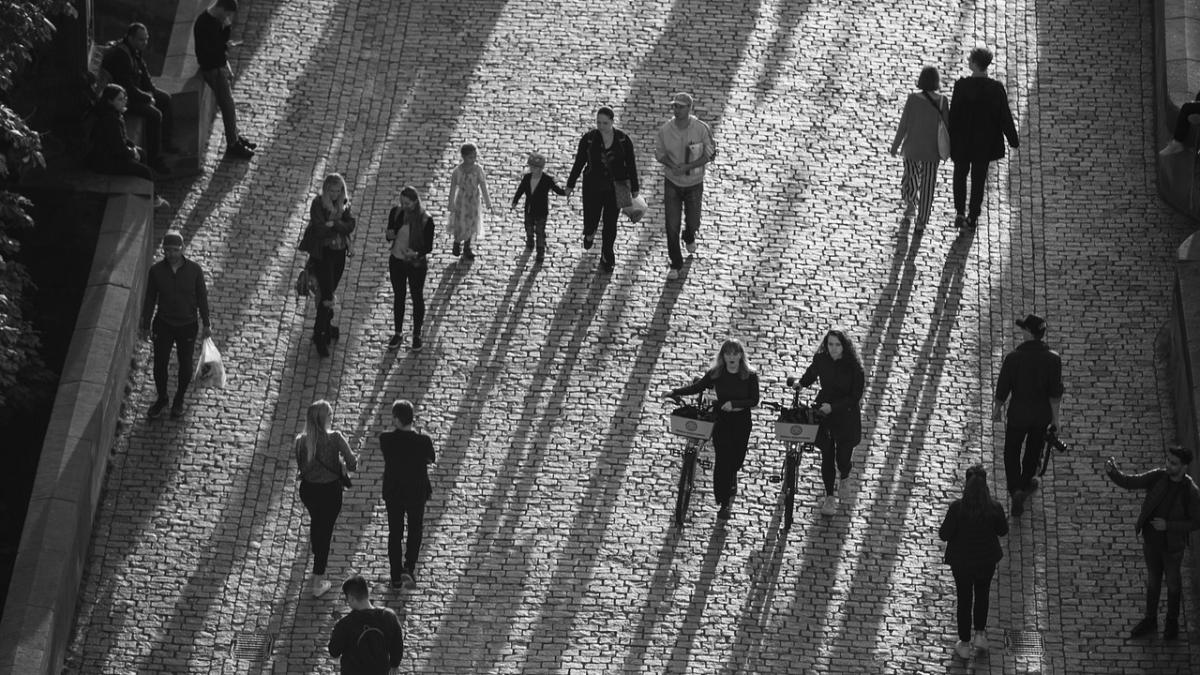 oameni-strada-fumat_36521100