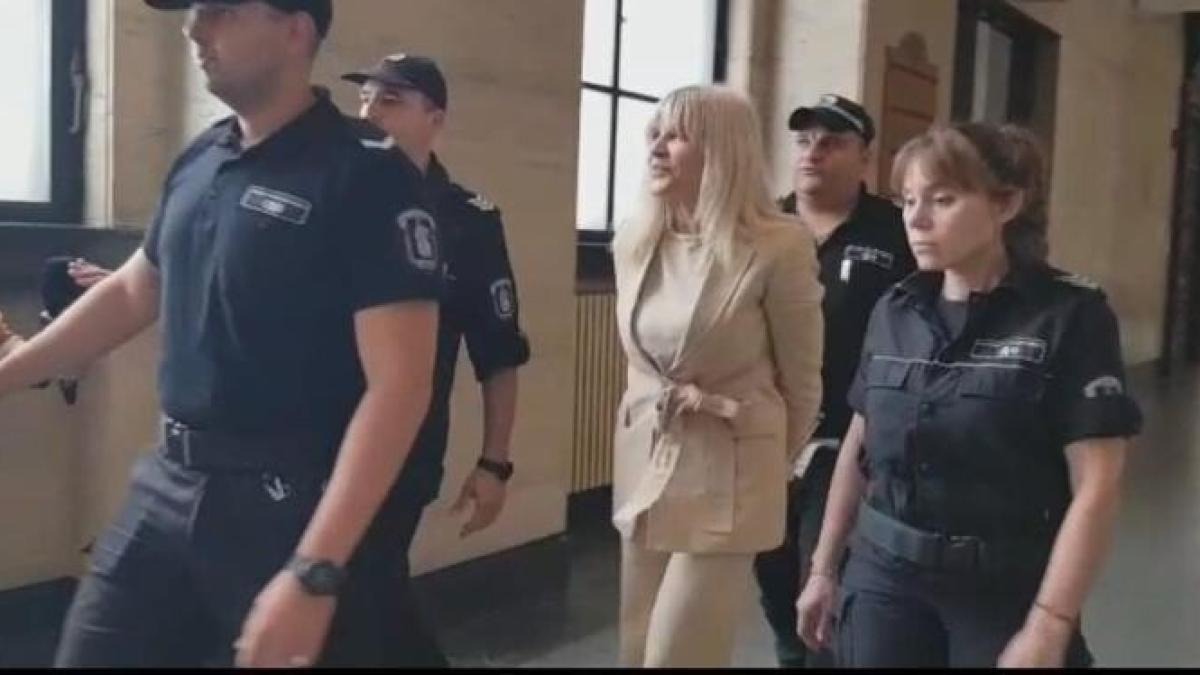 elena-udrea-manastire-fetita_68641400