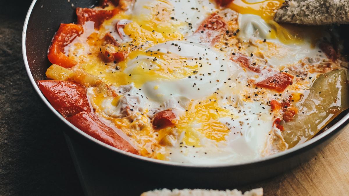 oua-cu-pancetta-si-rosii-cherry-reteta-ideala-de-mic-dejun_00002900