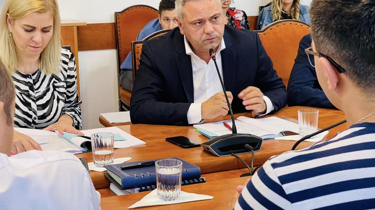 ministerul-agriculturii-taie-300-de-posturi-de-directori--ministrul-florin-barbu-anunta-salarii-mai-mici_11590200