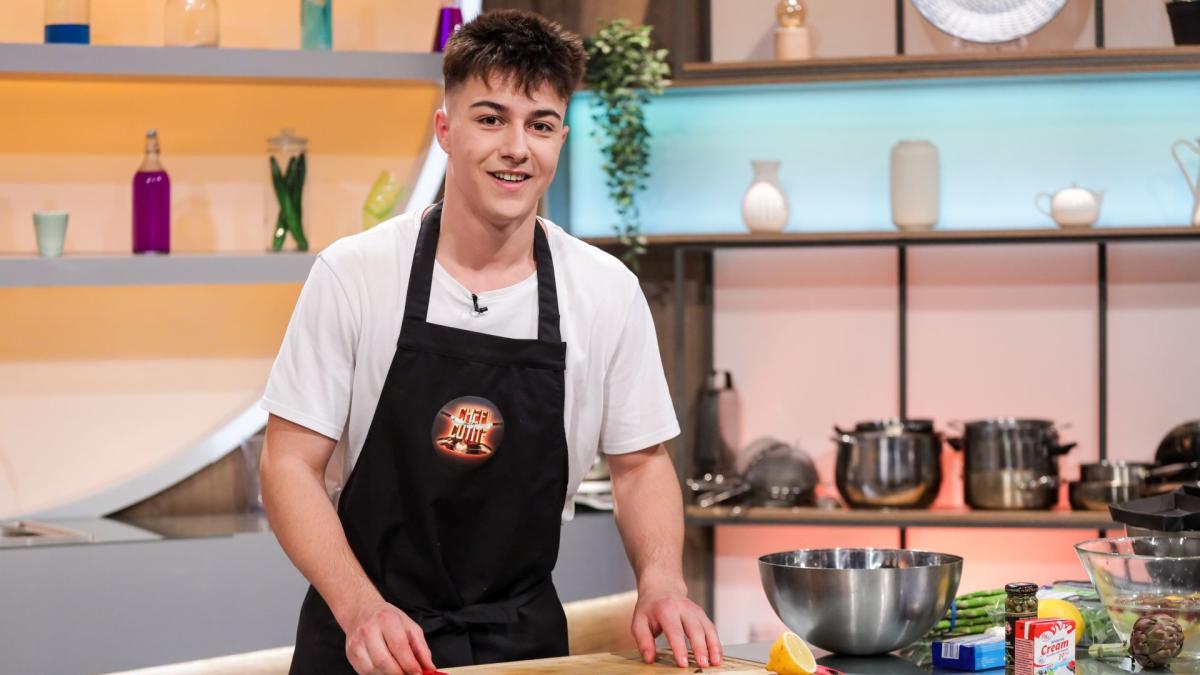 valentin-ghergut--sacrificii-pentru-visul-de-a-deveni-bucatar--de-trei-ani--de-la-varsta-de-14-ani--munceste-ore-bune--dupa-scoala-imi-doresc-sa-realizez-ceva-de-care-parintii-mei-sa-fie-mandri-2_21332100