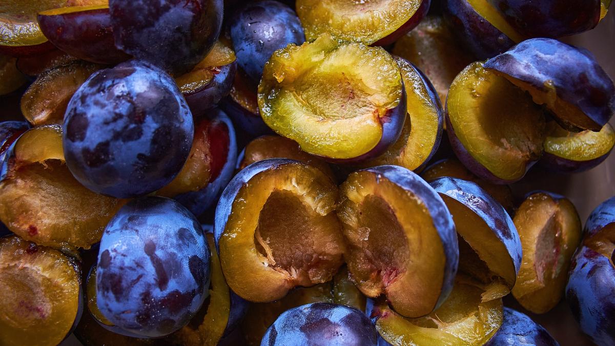 cum-se-face-chisalita-de-prune--desertul-traditional-romanesc-preparat-la-tara_86322600