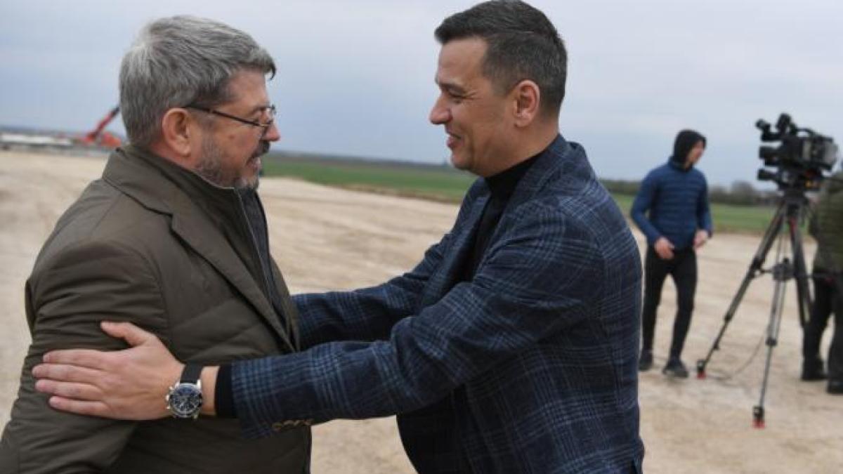 antreprenorul-dorinel-umbrarescu-stg--si-sorin-grindeanu-dr---ministrul-transporturilor-si-infrastructurii--viziteaza-lucrarile-de-pe-santierul-lotului-2-al-autostrazii-a0-nord-_44831900