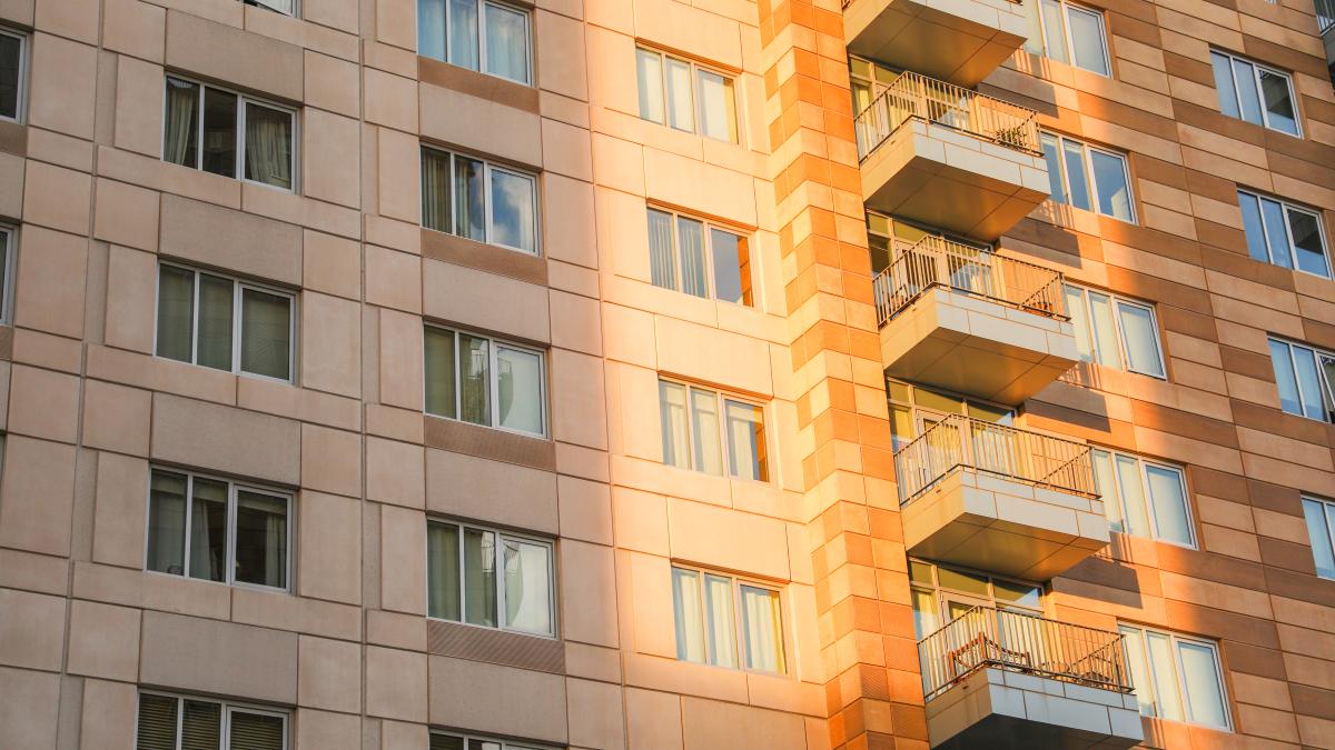 invelisul-care-raceste-cladirile--pe-timpul-veri--si-pastreaza-caldura--pe-timpul-iernii--actioneaza-ca-pielea-unui-cameleon-din-desert--facturile-vor-fi-mai-mici_84344000