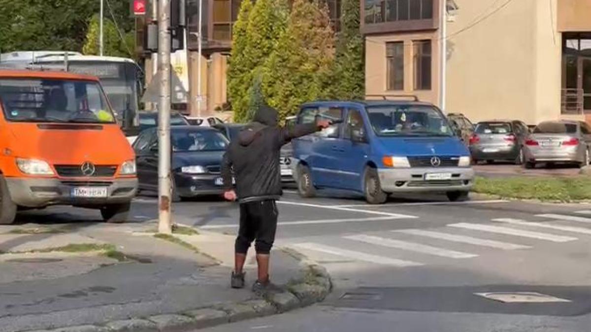 tanar-internat-la-psihiatrie-dupa-ce-a-fost-vazut-cu-un-pistol-de-jucarie--pe-strada_56627400