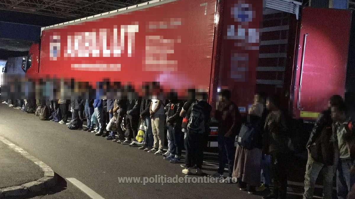 migranti-ascunsi-in-automarfare--prinsi-de-politistii-de-frontiera-aradeni-si-bihoreni_70812900