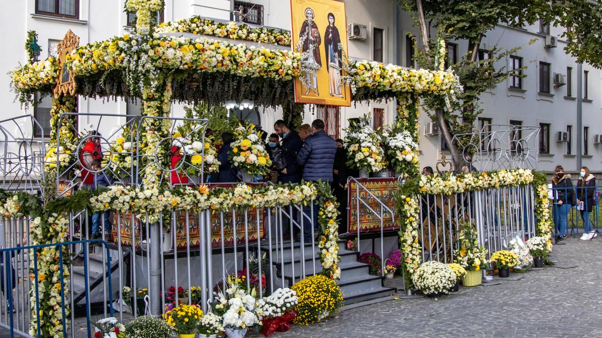 racla-cu-sfintele-moaste-ale-sfintei-cuvioase-parascheva--scoasa-din-catedrala-mitropolitana-pe-7-octombrie_77707800