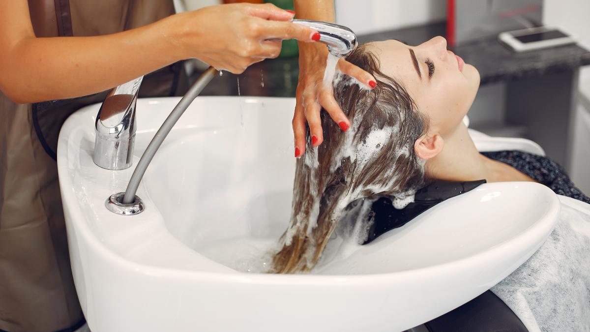 woman-washing-head-hairsalon_24593600