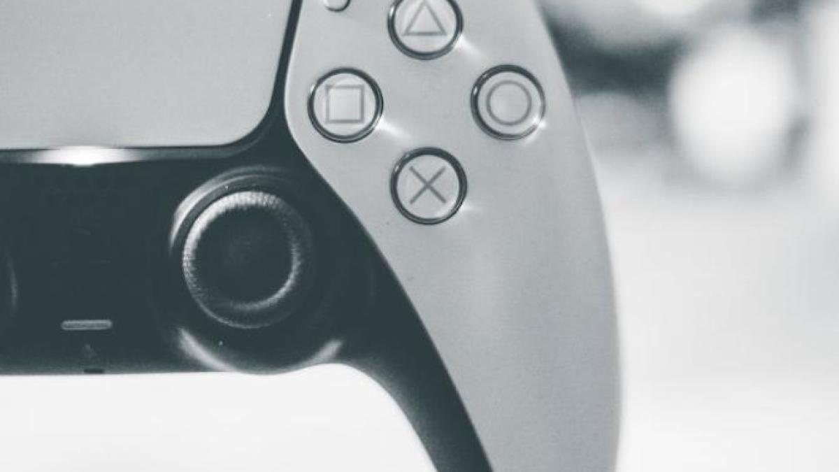 ps5-ilustrativ-controller-consola-jocuri-pexels_21111700