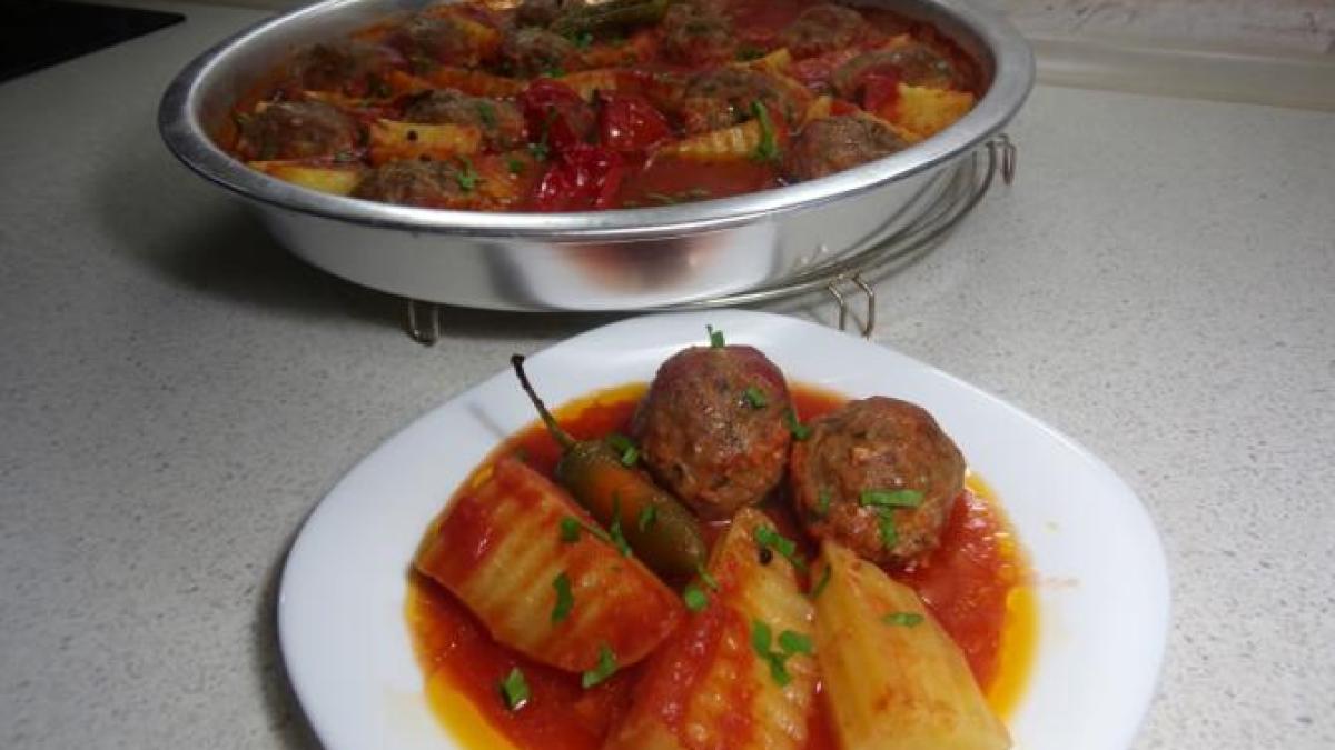 chiftelute-cu-cartofi-in-sos-de-rosii--reteta-turceasca_87135700