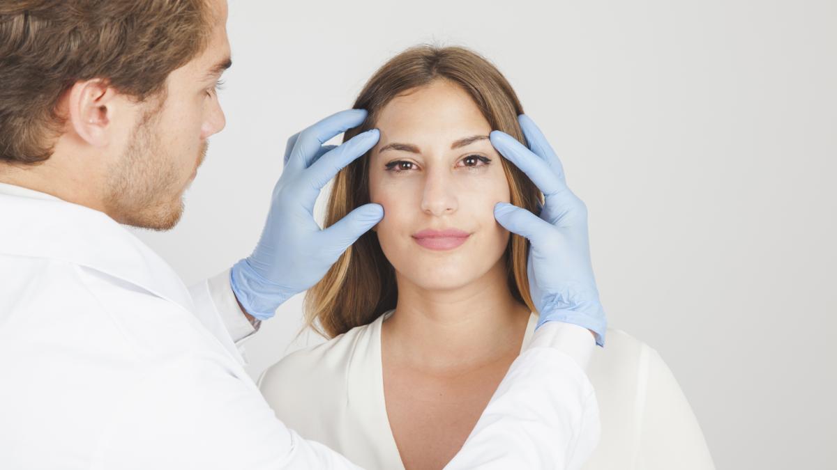 doctor-holding-face-patient_25906900