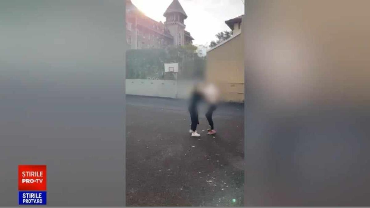 iubita-lui-vlad-pascu-s-ar-fi-batut-cu-o-colega-in-curtea-liceului-in-care-invata_09486400