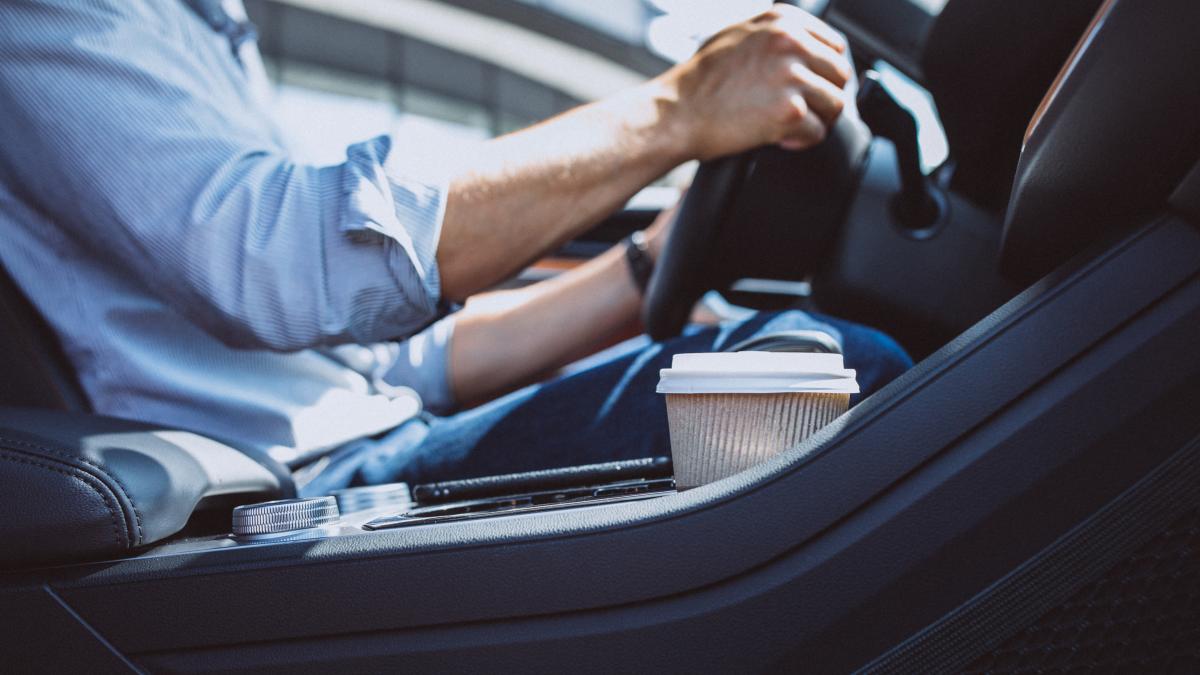 substante-ilegale--suspectate-ca-fiind-droguri--aruncate-pe-geamul-masinii--soferul--pozitiv-la-consum-de-substante-psihoactive_78683300