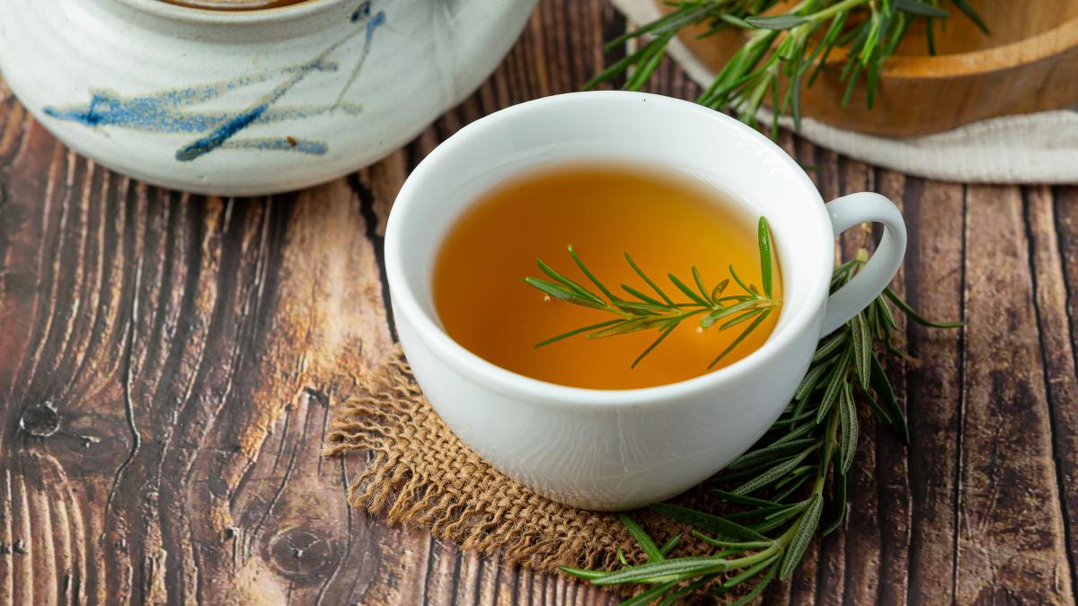 ce-se-intampla-daca-beti-ceai-de-rozmarin-si-la-ce-trebuie-sa-fiti-atenti-inainte-de-a-l-consuma_52848500
