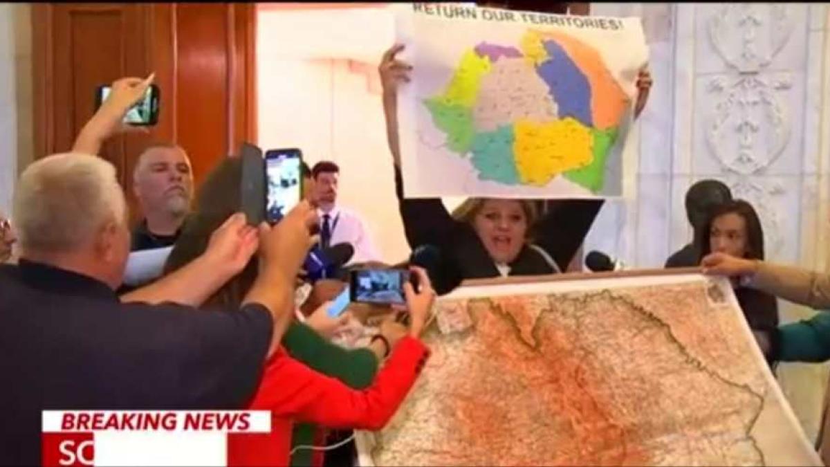 sosoaca--circ-in-parlament--cu-harta-romaniei-mari-adusa-pentru-zelenski_62709200