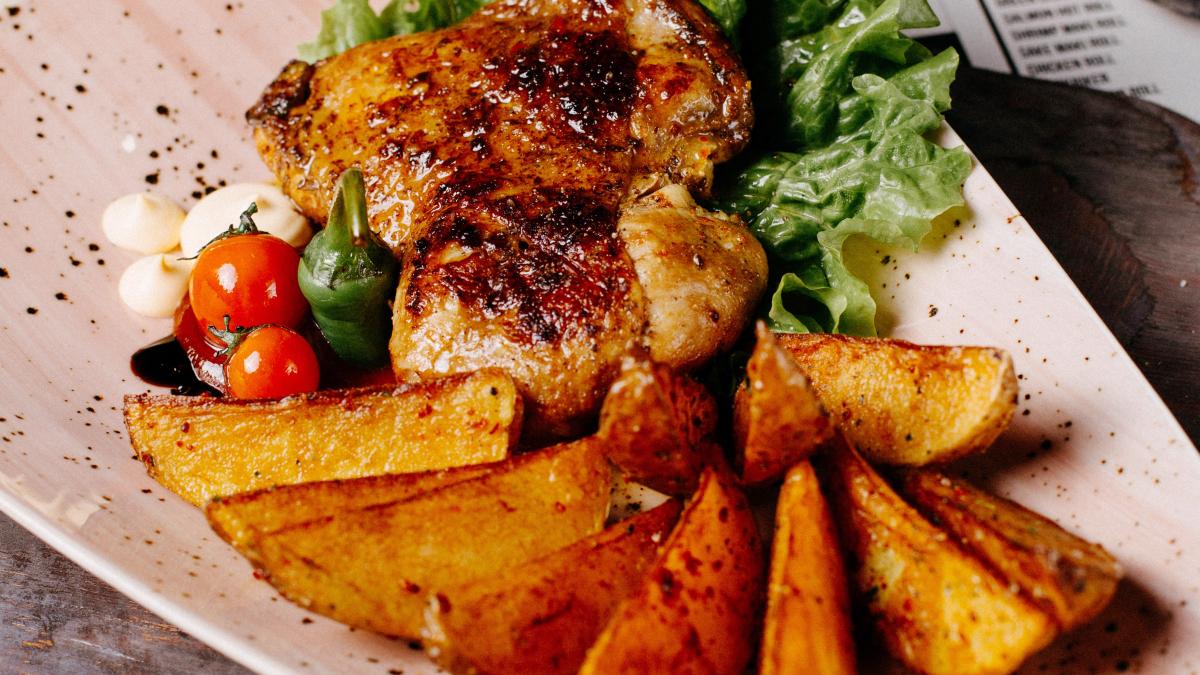 pui-turcesc-si-cartofi-cu-rozmarin--reteta-cu-care-nu-dai-gres-in-fata-musafirilor_15207300