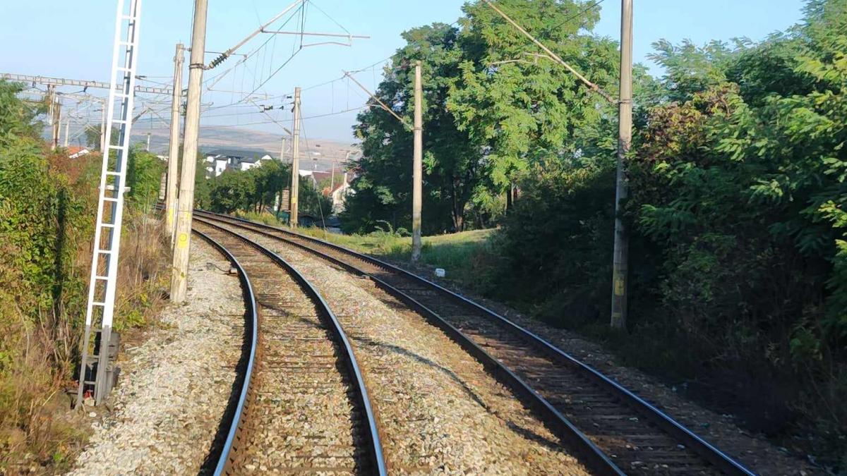 circulatia-trenurilor--oprita-dupa-ce-un-tir-a-cazut-de-pe-un-pod--la-faurei_65714100