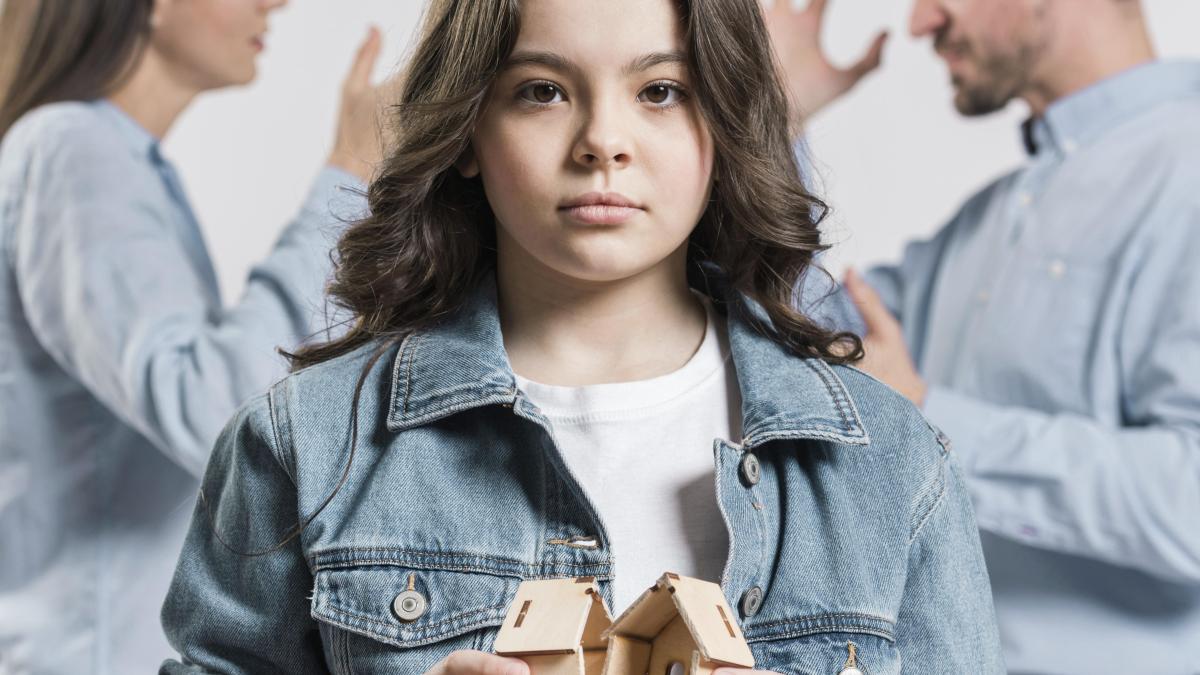 daughter-sad-family-breakup_44744400