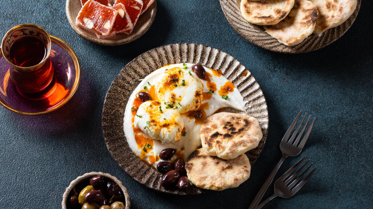 mic-dejun-din-turcia-cilbir--incearca-reteta-de-oua-turcesti-cu-iaurt_87348900