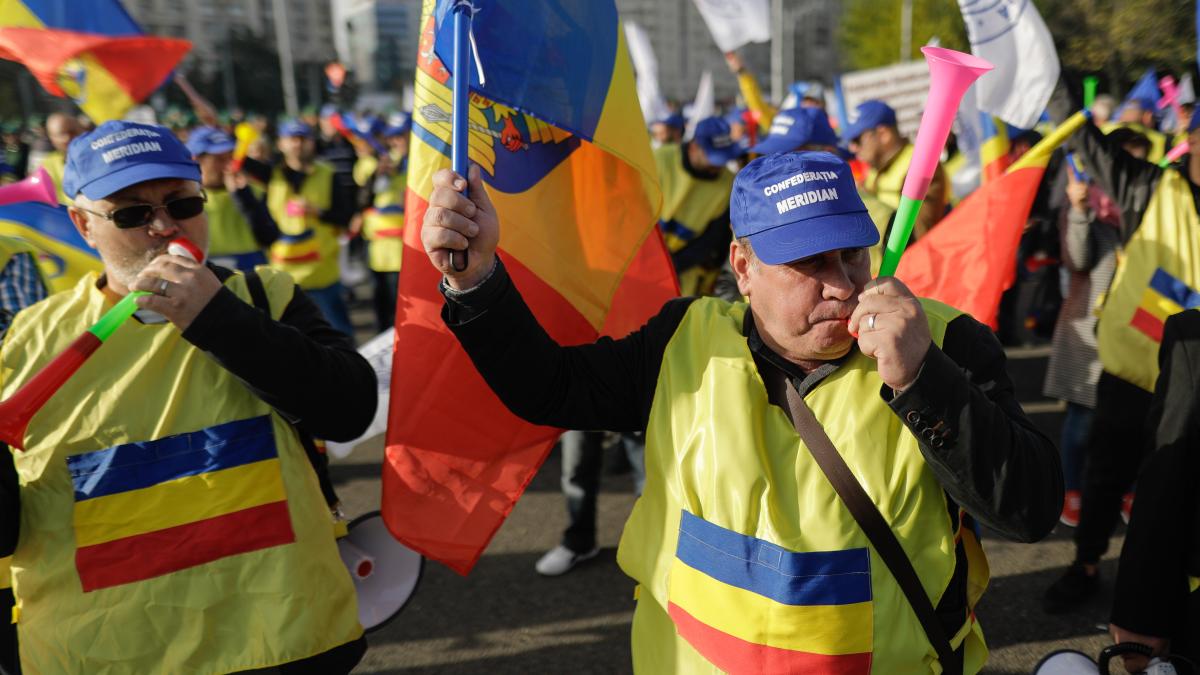 angajatii-cfr-protesteaza-impotriva-noii-legi-a-pensiilor--care-este-motivul-pentru-care-ies-in-strada_46463800