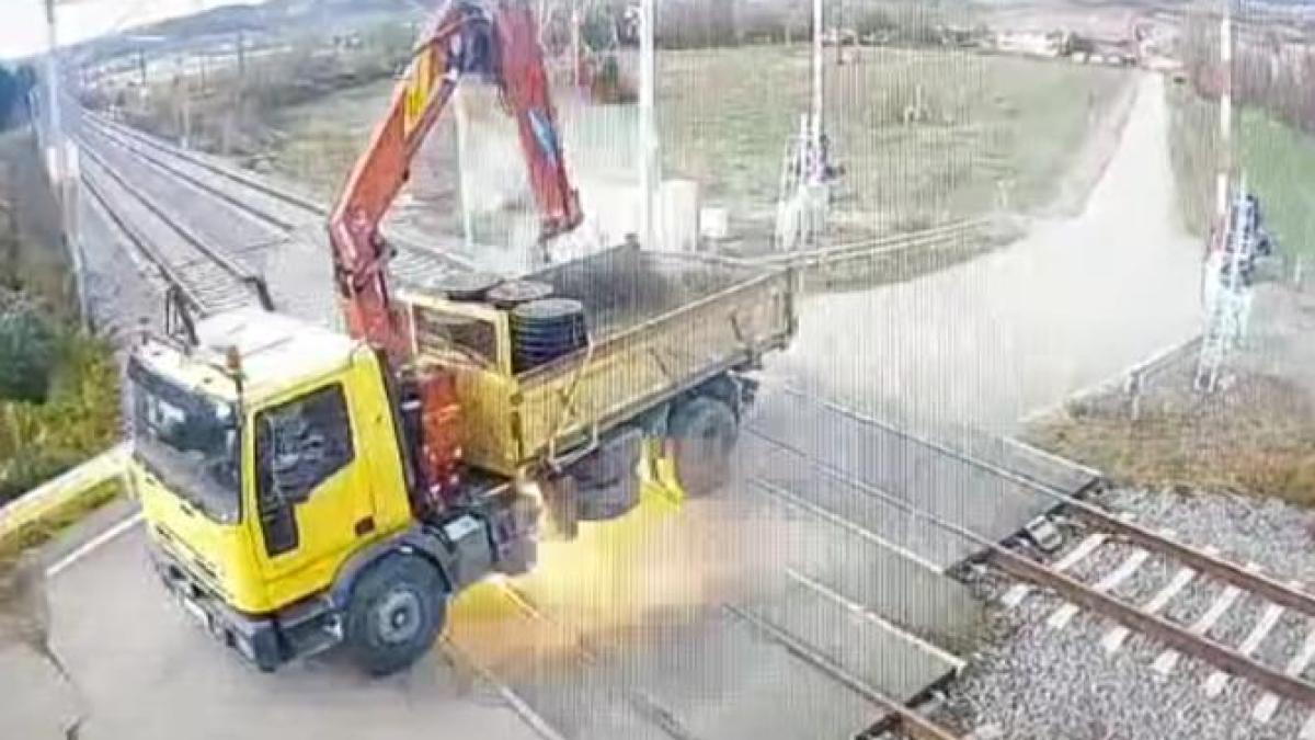 intarzieri in circulatia trenurilor dorel a rupt firele de contact de la o trecere cu cale ferata video