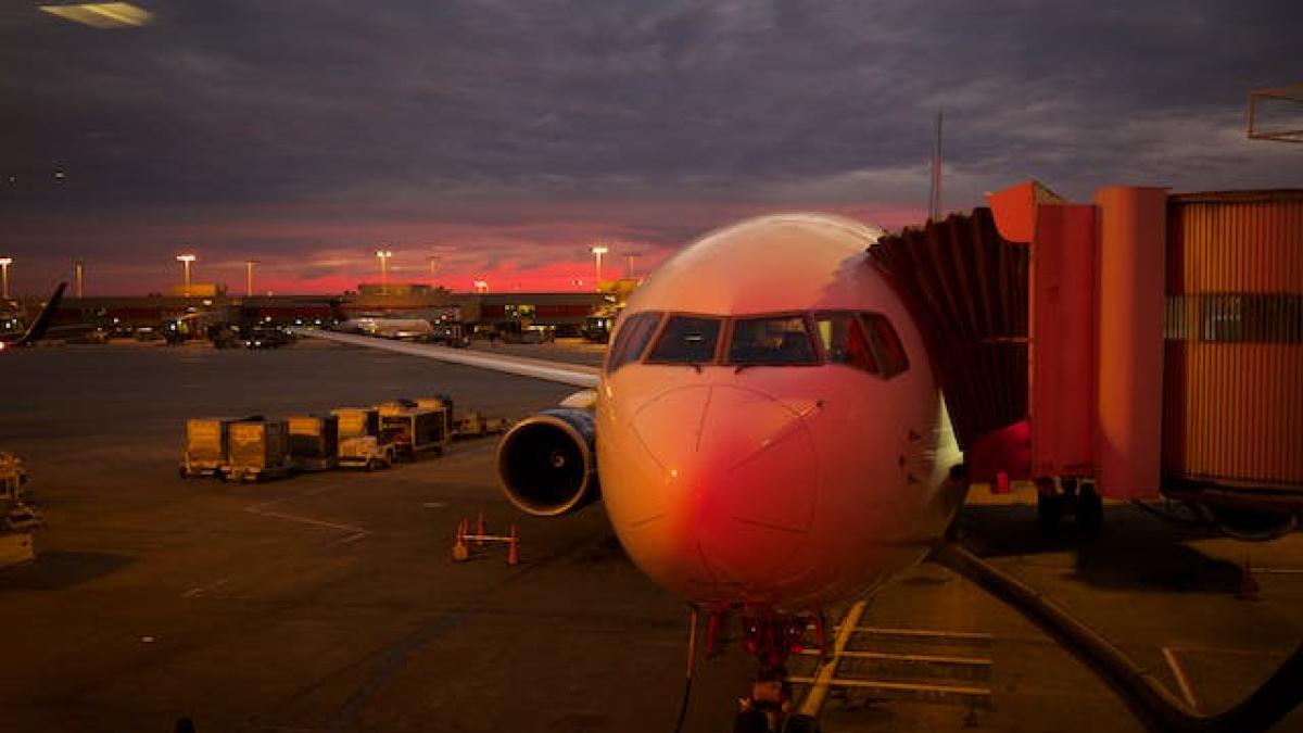 avion-la-sol-seara-pexels_12728700