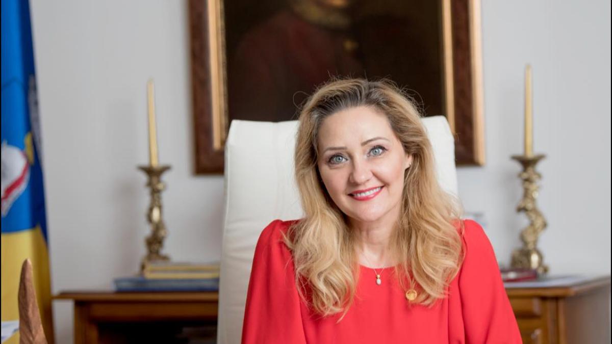 elena-lasconi_05041300