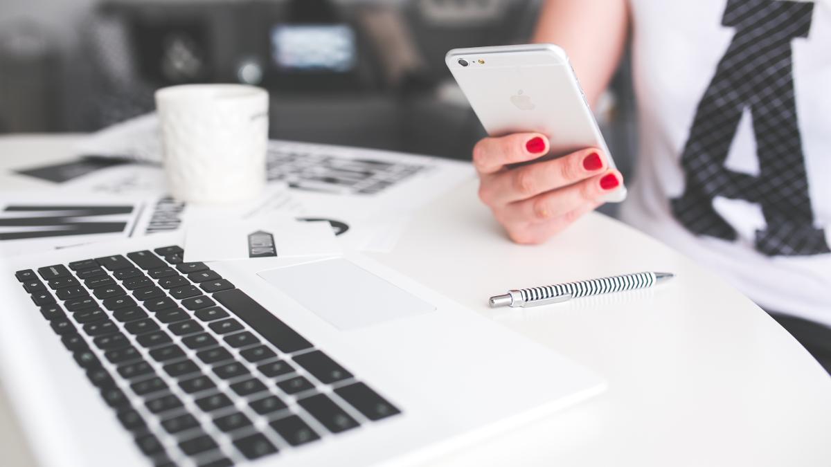 woman-looking-mobile_51754600