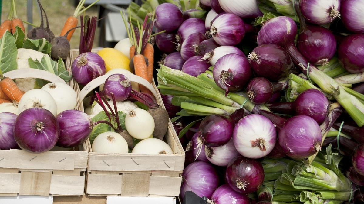 ceapa-rosie-alba-diferente_85759200