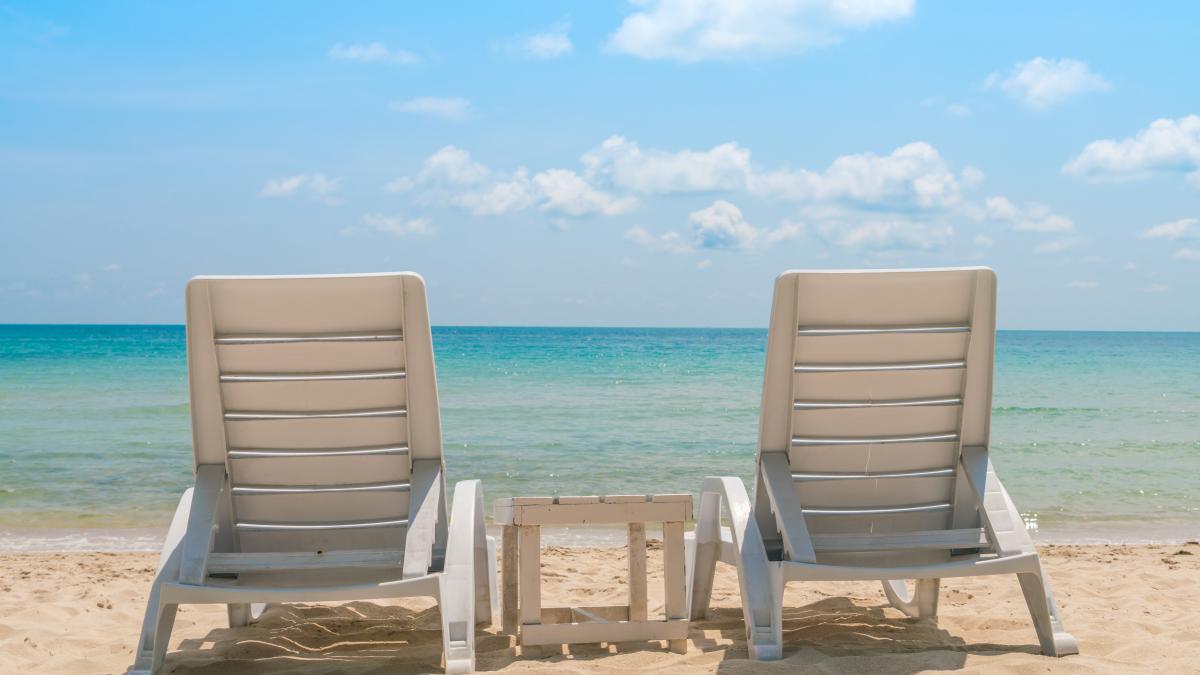 afacere-ilegala-cu-inchirierea-de-sezlonguri--patronul--mai-bogat-cu-630-000-de-lei--dar-cercetat-pentru-evaziune-fiscala_82640300