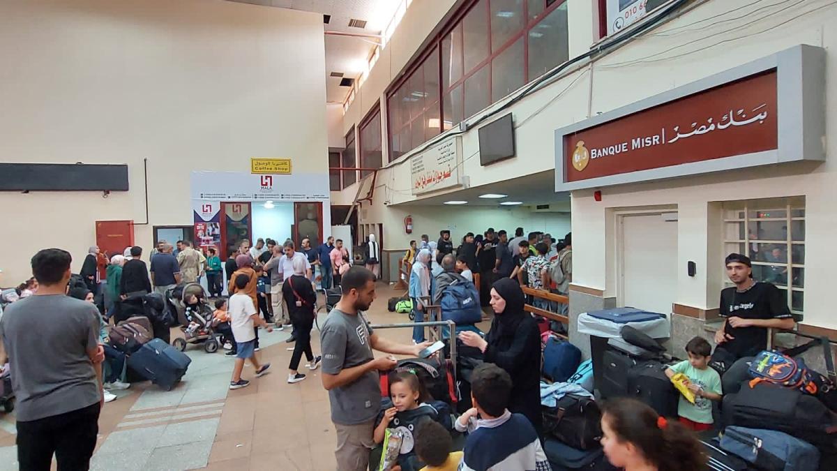 alti-86-de-romani--evacuati-din-fasia-gaza--prin-punctul-de-frontiera-rafah--se-indreapta-spre-cairo-foto-4_03216100