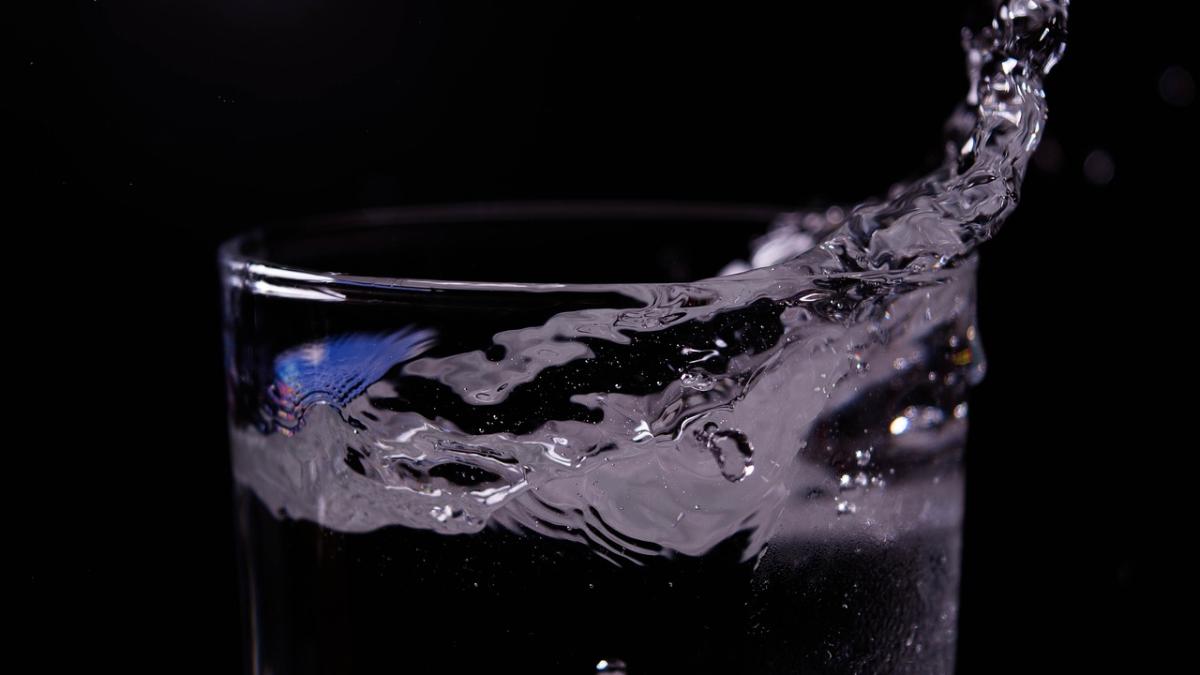 apa-sare-inainte-de-masa_63411100