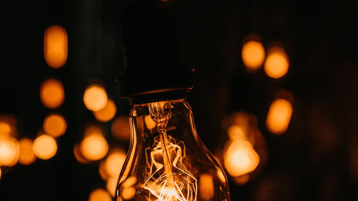 bec-iluminat-pexels_07411000