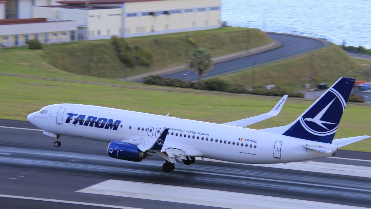 salariile-angajatilor-tarom--reduse-cu-peste-50prc---cezar-osiceanu-pilotii-au-adus-bani-de-acasa-pentru-supravietuirea-companiei_29094800