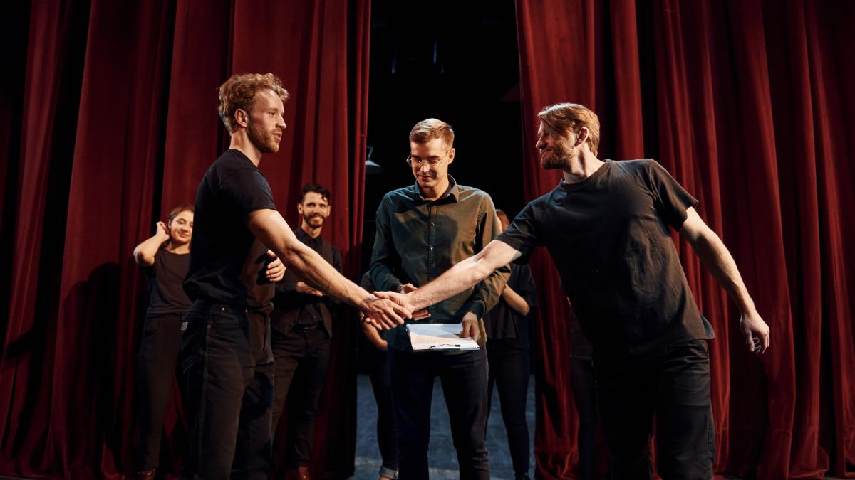 maini-unite-teatru_78676200