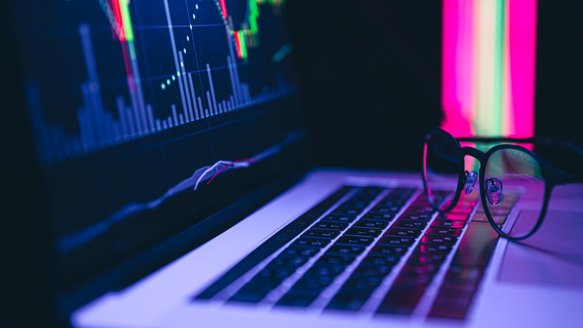 zeci-de-persoane-din-harghita-au-fost-inselate--cu-sume-mari--dupa-ce-au-accesat-platforme-de-investitii-false_72726700