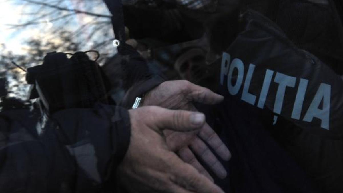 politistii-de-frontiera-de-la-ptf-calafat-cercetati-intr-un-dosar-de-coruptie-sunt-arestati-preventiv_07938400