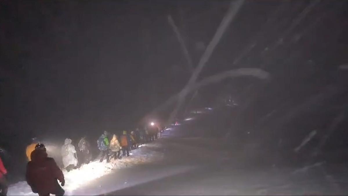 50-de-turisti-recuperati-de-salvamontisti-din-zona-vf--parang--primarul-din-petrosani--mesaj-ferm-prc-e2prc-80prc-9dorice-greseala-poate-avea-consecinte-dramaticeprc-e2prc-80prc-9d_62956400