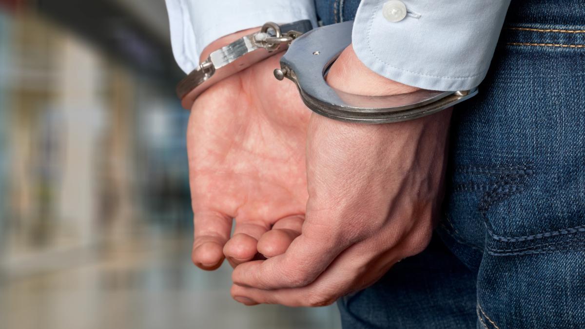 tanarul-de-20-de-ani--care-a-injungiat-doua-femei-peste-care-a-intrat-in-casa--a-fost-retinut_02542700