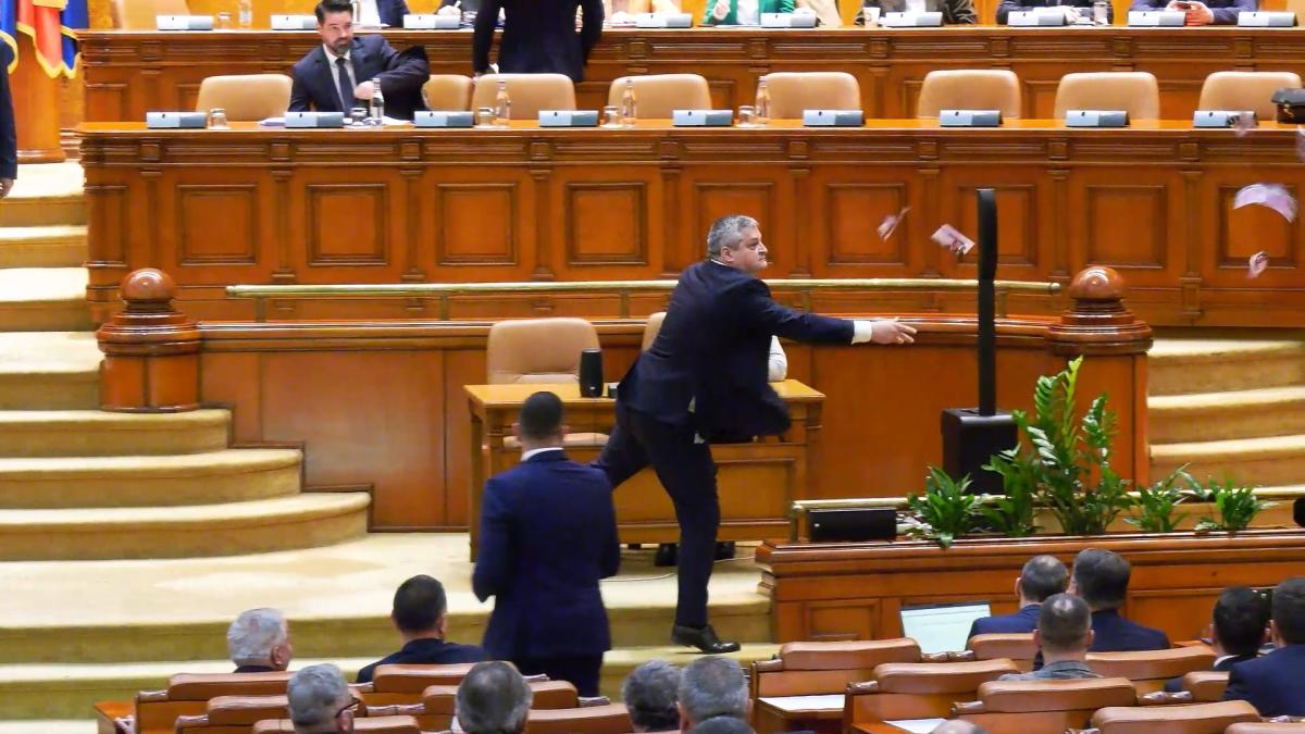 scandal-in-camera-deputatilor-cu-o-ploaie-de----bani-falsi--mosteanu--replici-taioase-pentru-ciolacu--simonis--amenintari-din-partea-lui-simion-la-adresa-mamei-sale_03637300
